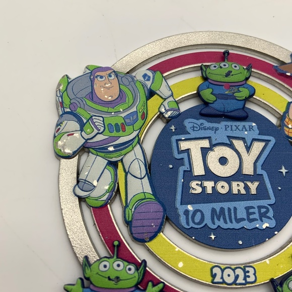 Disney World Toy Story Run 10 Mile Springtime Surprise Spinner Aliens 2023 Medal - Picture 4 of 12